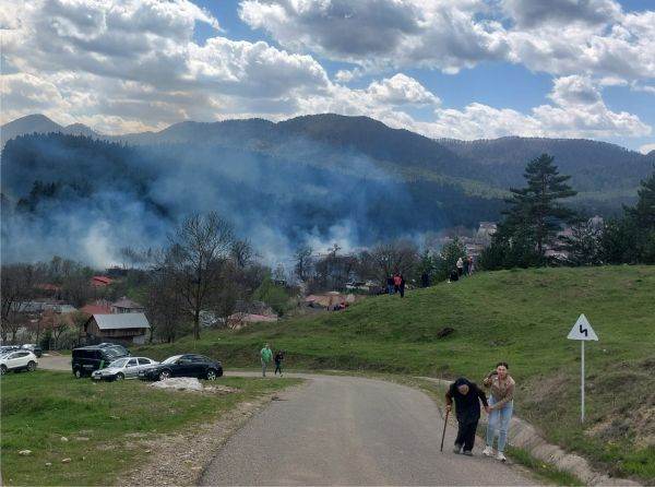 Lipsită de puteri, una dintre bătrânele care şi-au pierdut casele, lăsând în urmă infernul Lipsită de puteri, una dintre bătrânele care şi-au pierdut casele, lăsând în urmă infernul